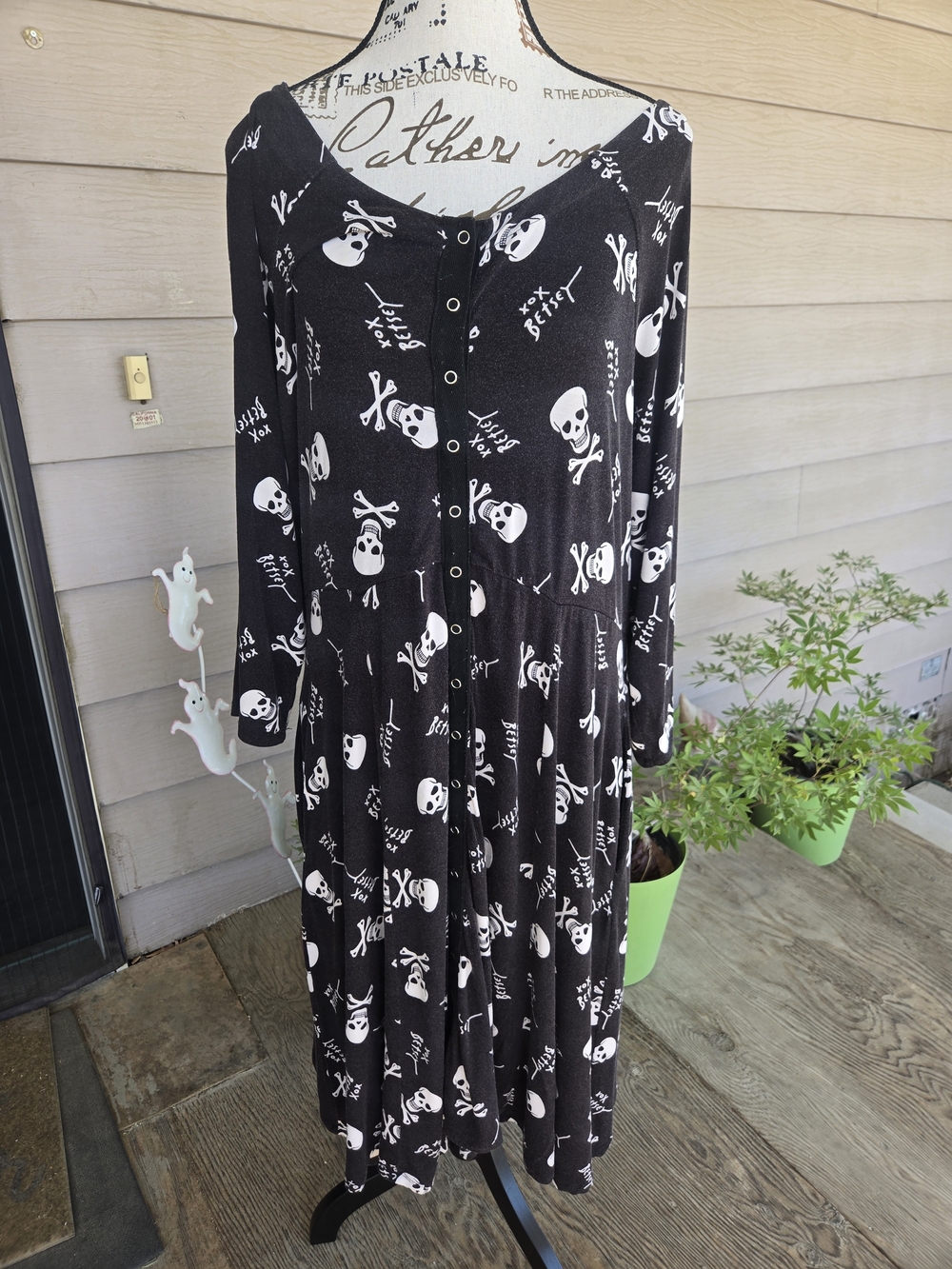 Betsey Johnson For Torrid VINTAGE! Skull Bones Snap Front Dress. Size 2XL